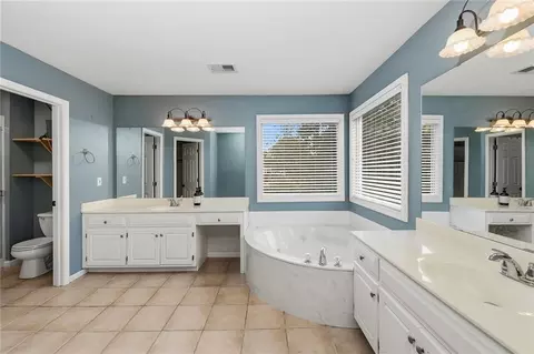 Bath - 1404 Cedar Ridge Cir, Raymore, MO 64083 photo 3 of 4