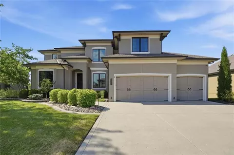 Exterior - 1124 Metfield Ln, Raymore, MO 64083 photo 3 of 13