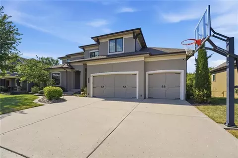 Exterior - 1124 Metfield Ln, Raymore, MO 64083 photo 12 of 13