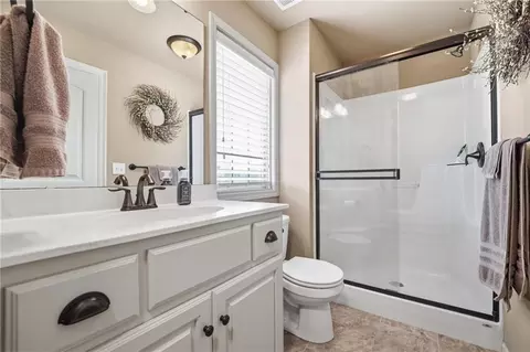 Bath - 1124 Metfield Ln, Raymore, MO 64083 photo 6 of 8
