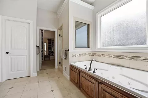 Bath - 1124 Metfield Ln, Raymore, MO 64083 photo 4 of 8