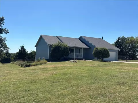 21051 Hemphill Rd, Tonganoxie, KS 66086