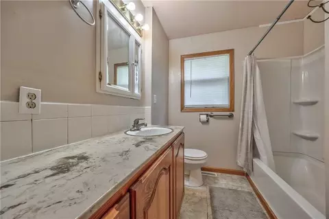 Bath - 1627 E Glenn Dr, Lawrence, KS 66044 photo 2 of 4