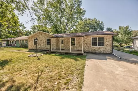 Exterior - 1627 E Glenn Dr, Lawrence, KS 66044 photo 2 of 9