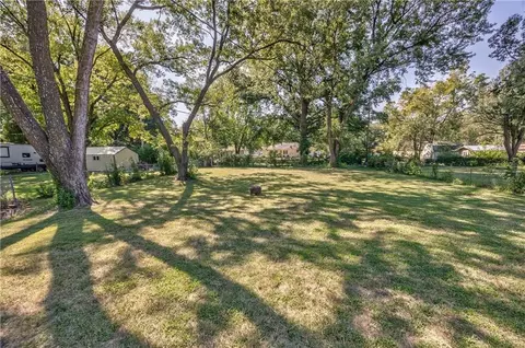 Exterior - 1627 E Glenn Dr, Lawrence, KS 66044 photo 5 of 9