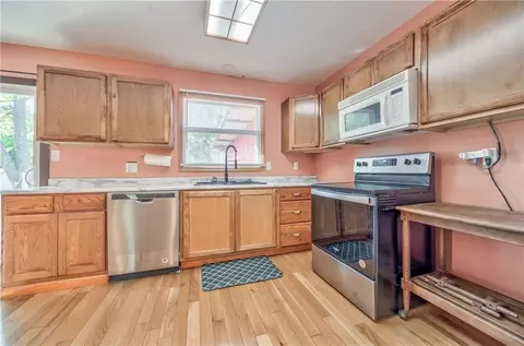 Kitchen - 1627 E Glenn Dr, Lawrence, KS 66044 photo 2 of 2