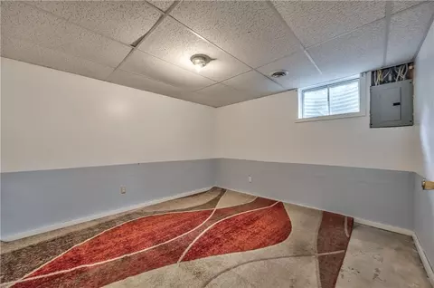 Bedroom - 1627 E Glenn Dr, Lawrence, KS 66044 photo 4 of 6