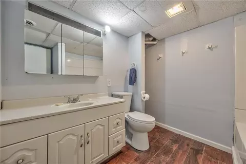 Bath - 1627 E Glenn Dr, Lawrence, KS 66044 photo 3 of 4