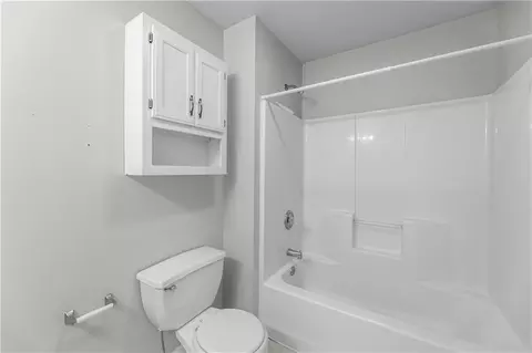 Bath - 2402 E 27th Ter, Lawrence, KS 66046 photo 2 of 4