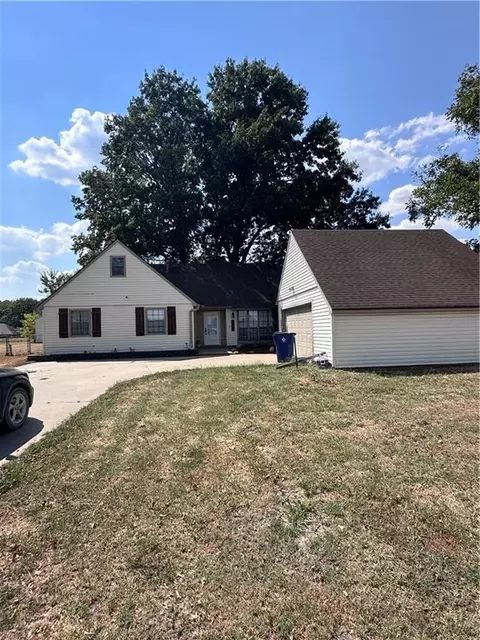 512 Westwood Dr, Coffeyville, KS 67337