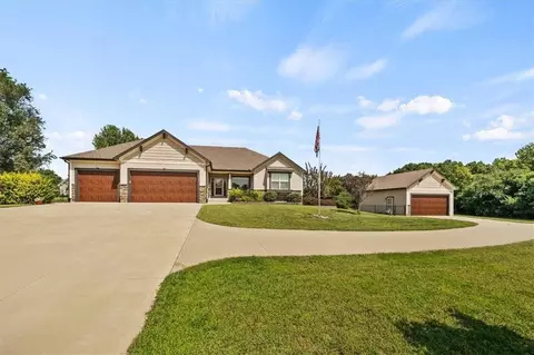 18220 Prairie View Dr, Tonganoxie, KS 66086