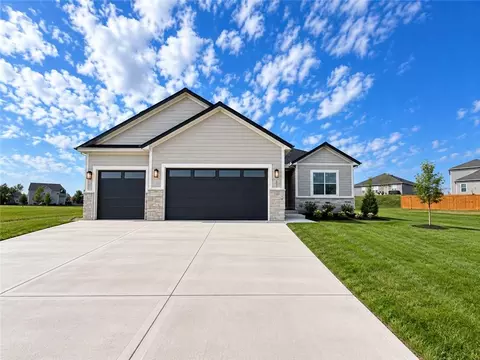 8013 SE Crumley Ct, Blue Springs, MO 64014