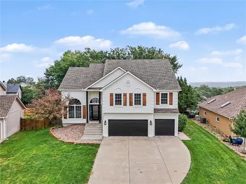 6275 N Nevada Ave, Parkville, MO 64152