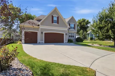 11454 S Lakecrest Dr, Olathe, KS 66061