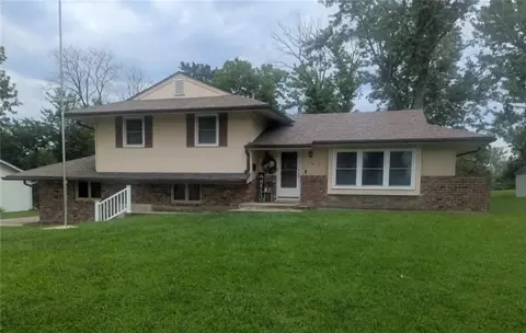 1104 W Forrest Ln, Excelsior Springs, MO 64024