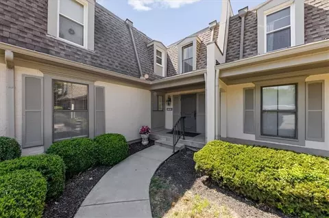 10758 Glenwood St #C, Overland Park, KS 66211