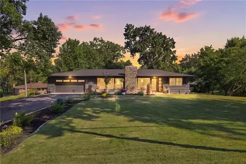 6004 NW Crystal Pool Dr, Platte Woods, MO 64151