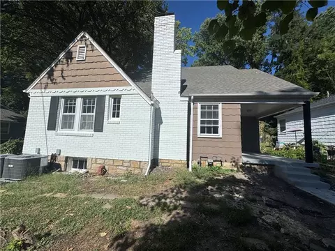 818 East St, Parkville, MO 64152