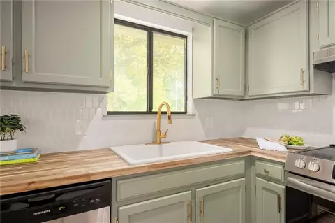 Kitchen - 2116 E Mohawk Dr, Olathe, KS 66062 photo 3 of 4
