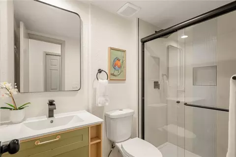 Bath - 2116 E Mohawk Dr, Olathe, KS 66062 photo 5 of 6