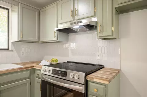 Kitchen - 2116 E Mohawk Dr, Olathe, KS 66062 photo 2 of 4