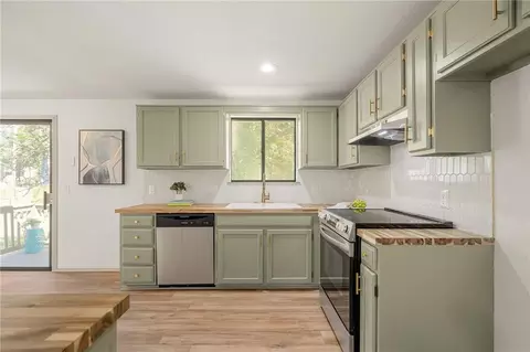 Kitchen - 2116 E Mohawk Dr, Olathe, KS 66062 photo 4 of 4