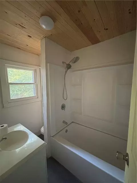 Bath - 1027 E 6th St, Cherryvale, KS 67335 photo 1 of 1