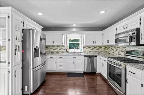 Kitchen - 4511 NW Apache Dr, Riverside, MO 64150 photo 3 of 4