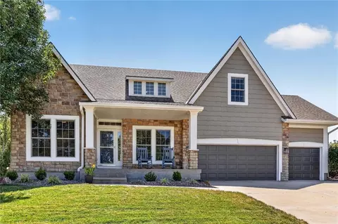 6101 Lakecrest Dr, Shawnee, KS 66218