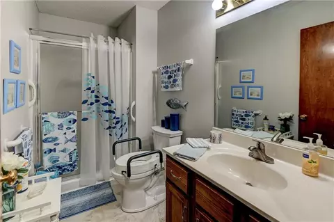 Bath - 6206 Ash Ct, Raytown, MO 64133 photo 2 of 2
