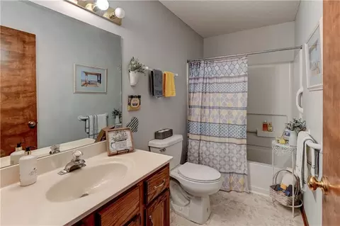 Bath - 6206 Ash Ct, Raytown, MO 64133 photo 1 of 2