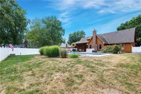 Exterior - 1013 SE Greenridge Dr, Lees Summit, MO 64081 photo 9 of 10