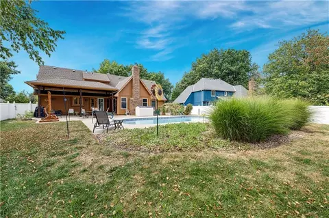Exterior - 1013 SE Greenridge Dr, Lees Summit, MO 64081 photo 8 of 10