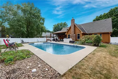 Exterior - 1013 SE Greenridge Dr, Lees Summit, MO 64081 photo 10 of 10