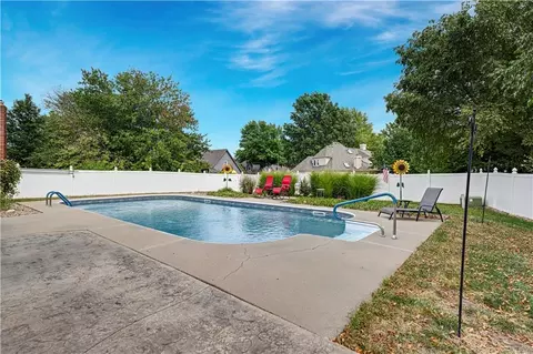 Exterior - 1013 SE Greenridge Dr, Lees Summit, MO 64081 photo 6 of 10