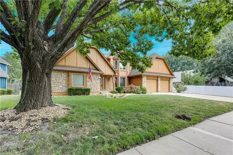 Exterior - 1013 SE Greenridge Dr, Lees Summit, MO 64081 photo 3 of 10