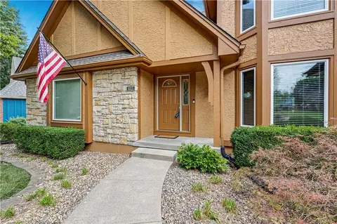 Exterior - 1013 SE Greenridge Dr, Lees Summit, MO 64081 photo 4 of 10