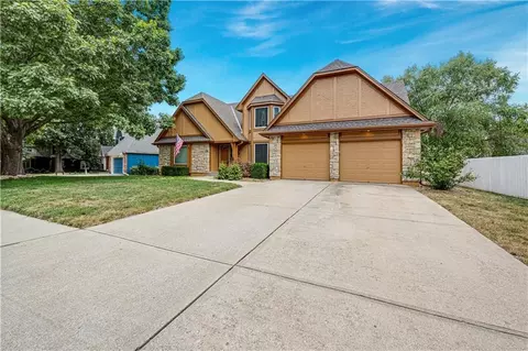 Exterior - 1013 SE Greenridge Dr, Lees Summit, MO 64081 photo 2 of 10