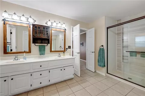 Bath - 1013 SE Greenridge Dr, Lees Summit, MO 64081 photo 2 of 4