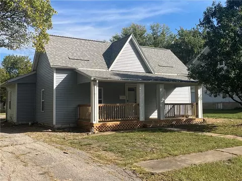 406 S 3rd St, Odessa, MO 64076