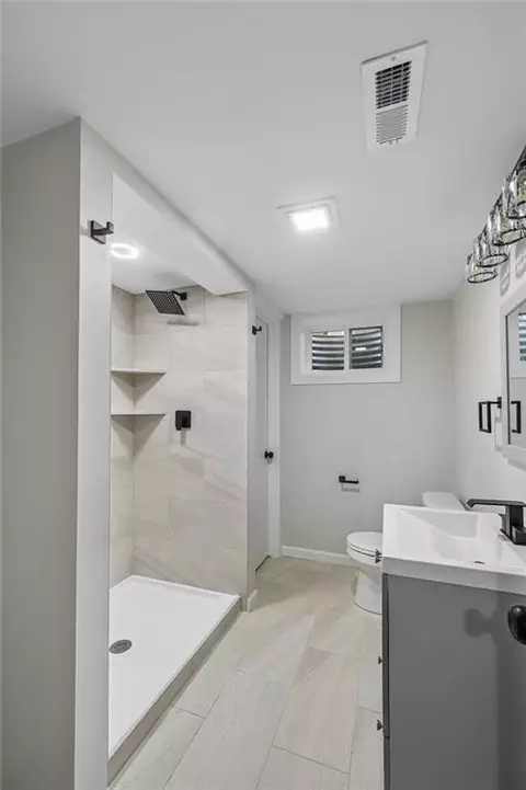 Bath - 10015 E 31st St, Independence, MO 64052 photo 2 of 3