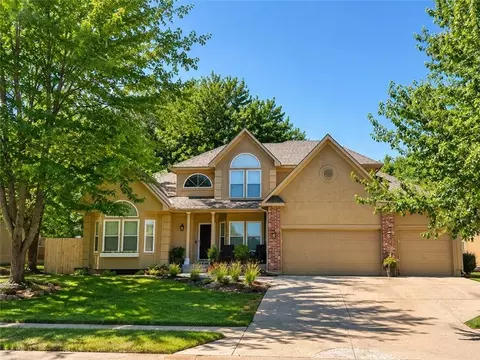 202 Shoreline Dr, Louisburg, KS 66053