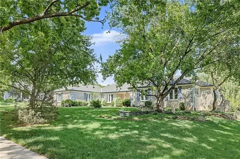 8311 Juniper St, Prairie Village, KS 66207
