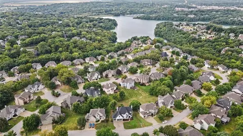 8008 Park Ridge Dr, Parkville, MO 64152