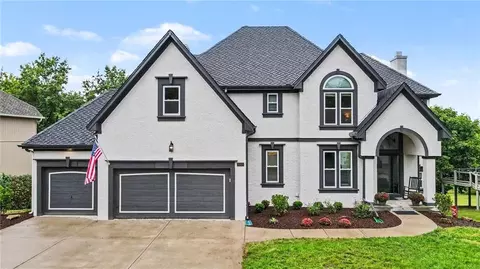 8008 Park Ridge Dr, Parkville, MO 64152