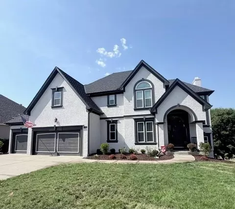 8008 Park Ridge Dr, Parkville, MO 64152
