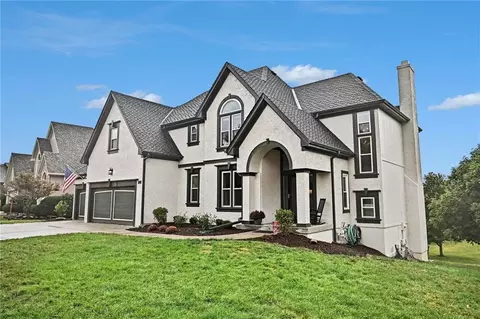 8008 Park Ridge Dr, Parkville, MO 64152
