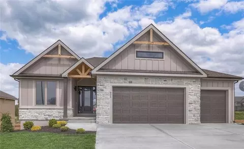 910 Savannah Ln, Greenwood, MO 64034