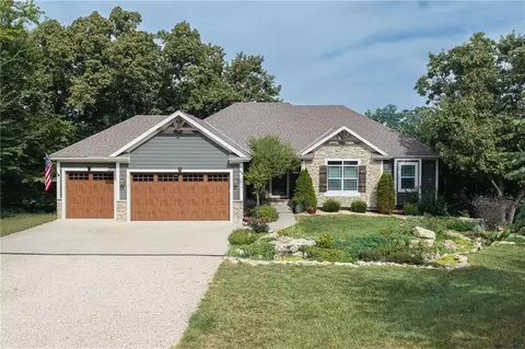 17361 Blue Moon Ln, Tonganoxie, KS 66086