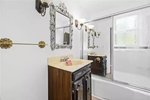 Bath - 9612 E 31st St, Independence, MO 64052 photo 1 of 1